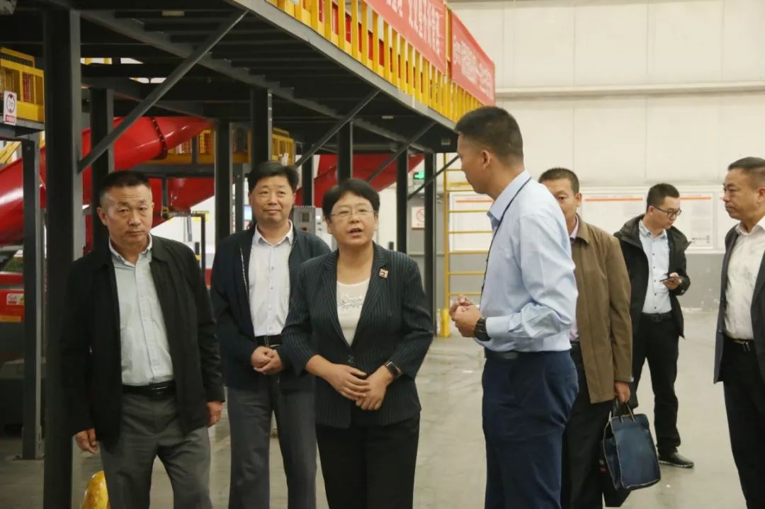 西安市邮政管理局局长王伟,副局长刘平厚等人为了对西安市快递物流