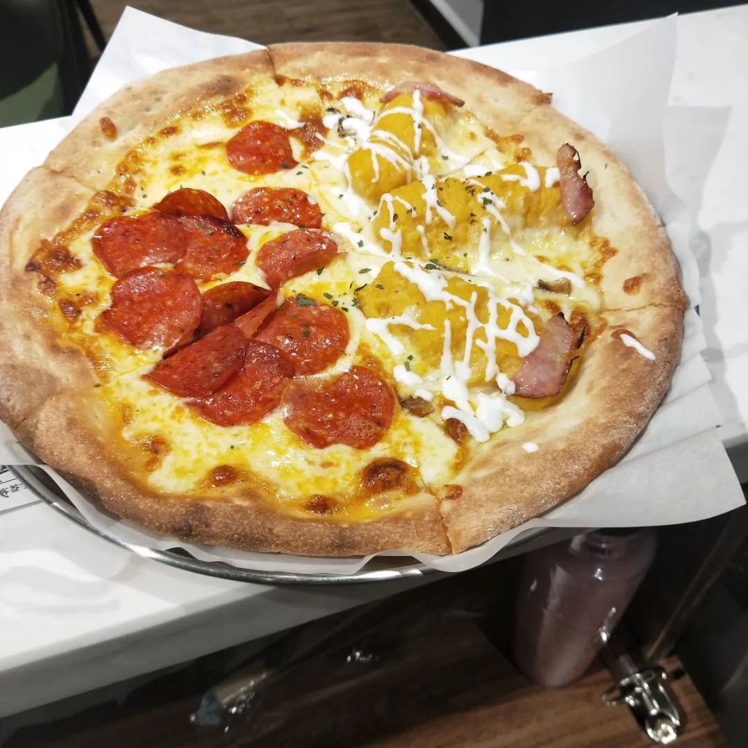 11寸浓香披萨 蔬菜沙拉 鲜榨果汁!拉丝高出半个头!