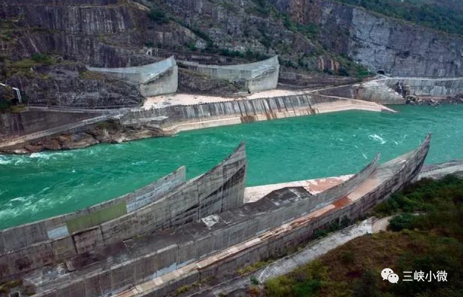 溪洛渡水電站兩岸對襯洩洪孔金沙江上兼顧灌溉的超級水電站——向家壩