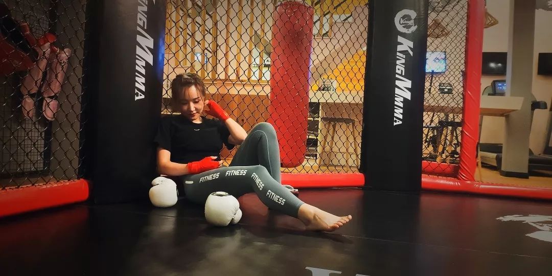 人鱼线,腹肌…… 武汉女白领"霸道"挥拳却获狂赞_拳击