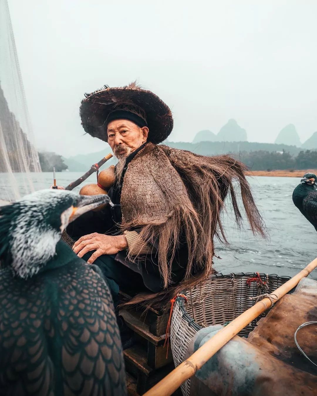 一帆一桨一渔舟,一个渔翁一钓钩 一俯一仰一场笑,一江明月一江秋 桂林