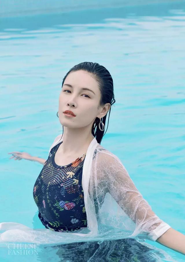 张蓝心非常的拼命,武打戏自然是不在话下;红了之后她也是频上综艺,有