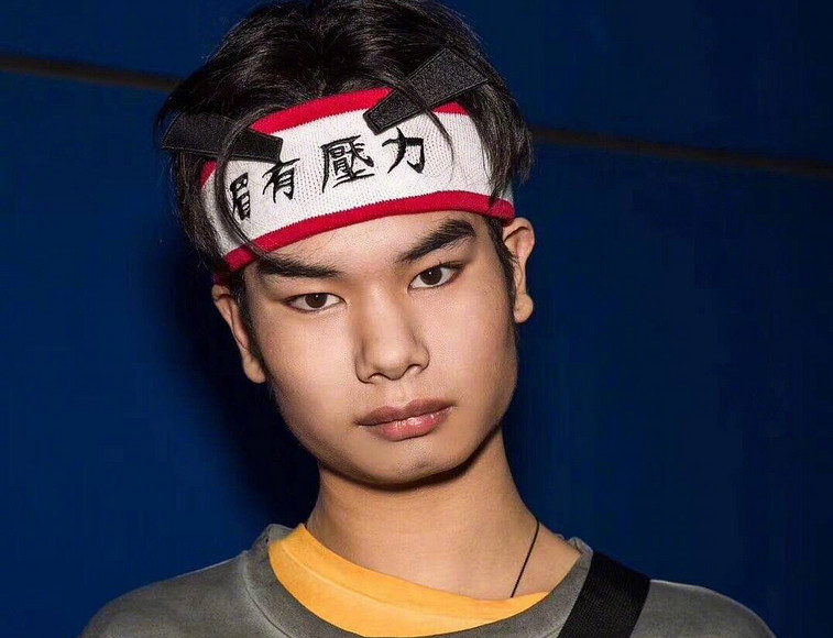 原创发际线男孩小吴与妈妈同框复制粘贴般的默契又要火了