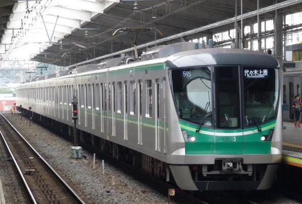 日本地铁站非常之大,地铁站里店铺林立,对于方向感差的同学来说,有点