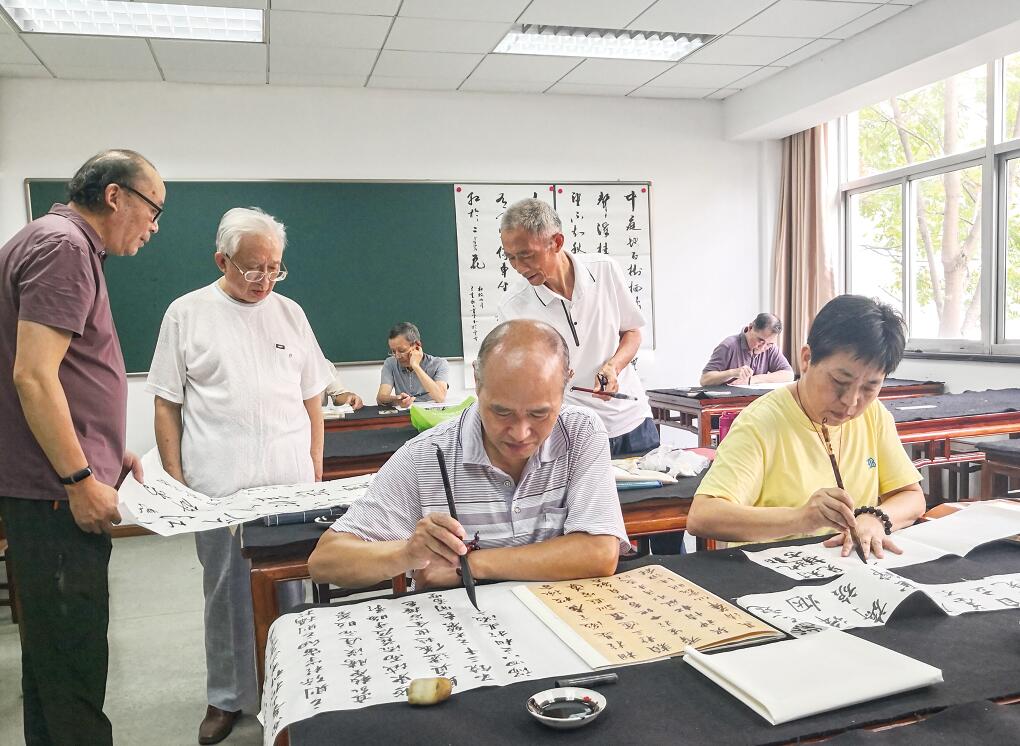 區老年大學成了不少老年人退休後學習生活的新課堂