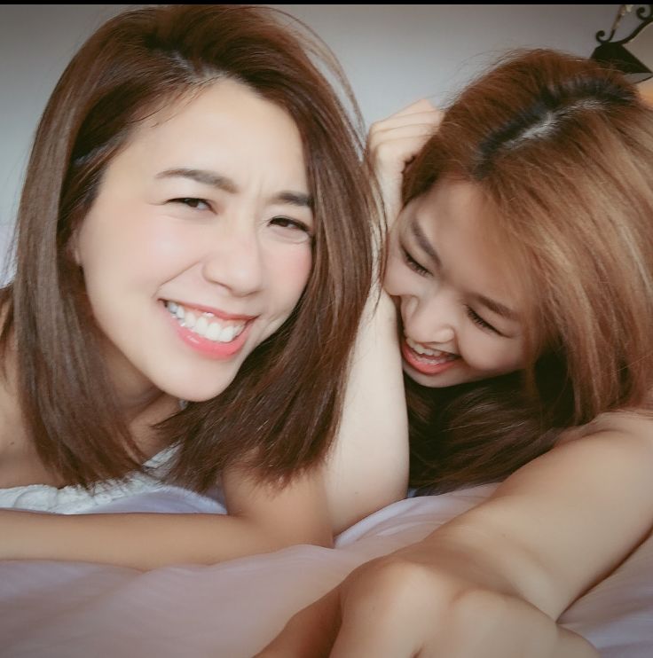 黄智雯,赵希洛同年入行劲有渊源,穿着闺蜜装狂放闪