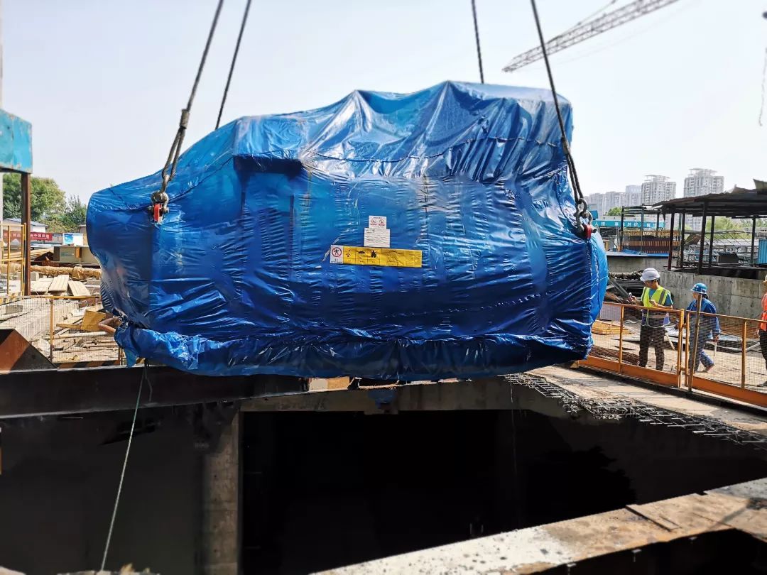 74方,28.5吨,475米,武汉绿地中心冷水机组跨越超高层吊装顺利完成