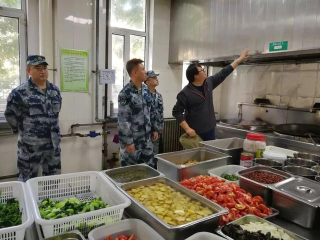 动态某部队官兵来我市参观学习食堂食品安全管理