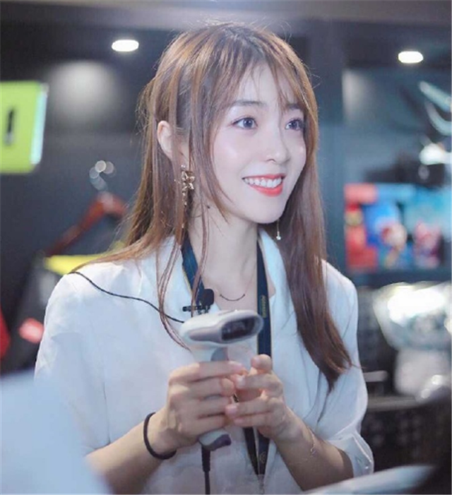 原创余霜戴颜色假发扮学生原来欧成过生日粉丝管哥很幸福