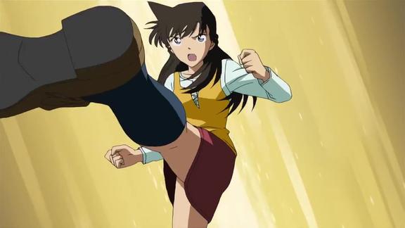 名侦探柯南491话小兰的回旋踢还没到犯人已经看呆了