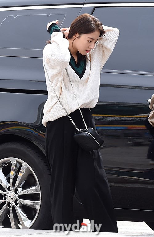 李世英飞往美国拍杂志写真 机场时尚随性温柔