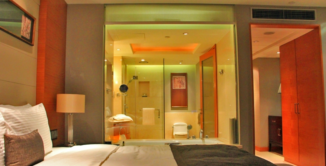 为什么旅行中的酒店卫生间玻璃是透明的是节约能源成本吗