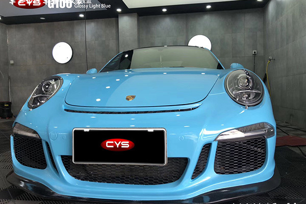 是一台装贴了cys亮浅蓝改色膜的保时捷911,浅蓝色又称粉蓝色或婴儿蓝