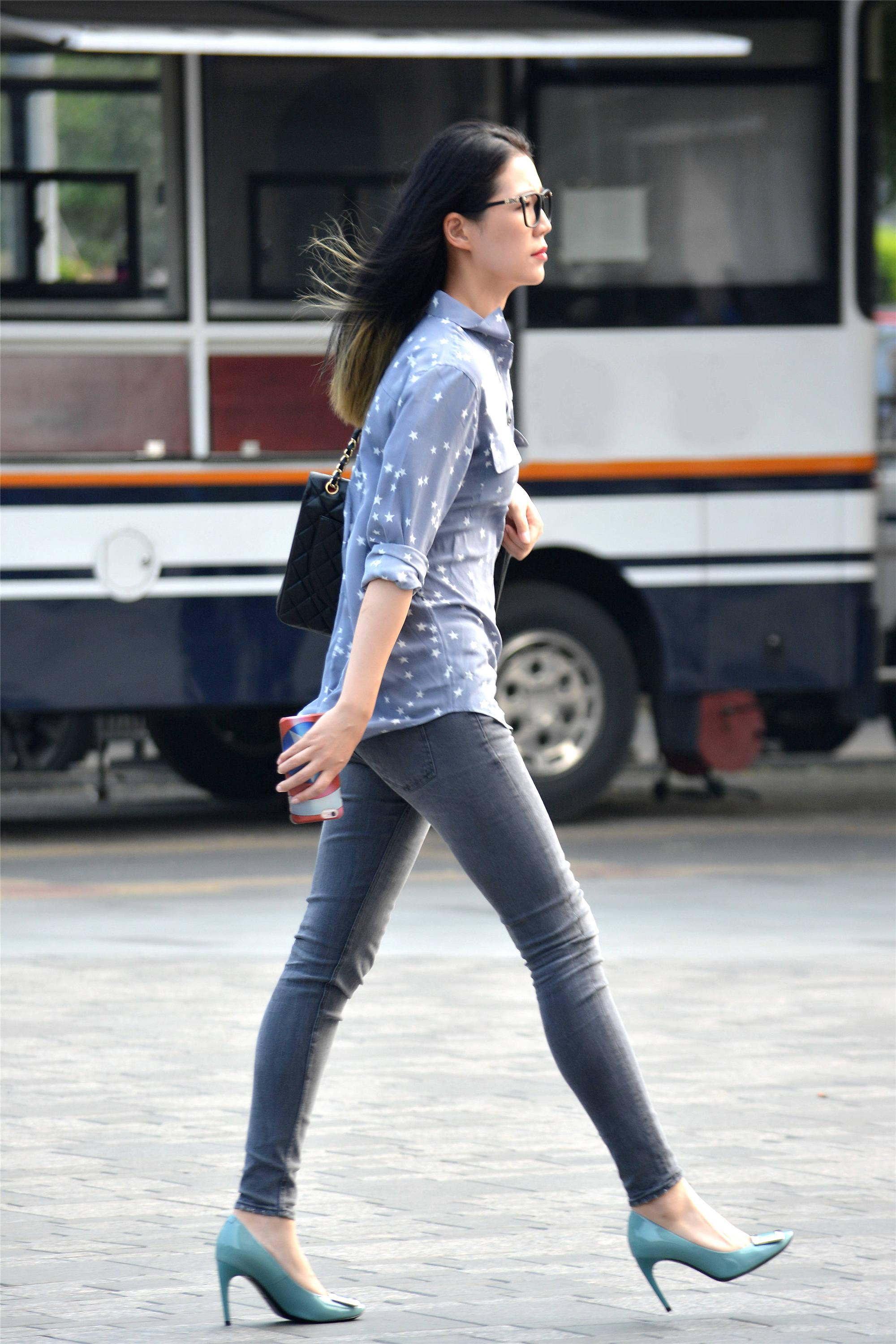 修身牛仔裤搭配高跟鞋有了秋天的味道你会这么穿搭么