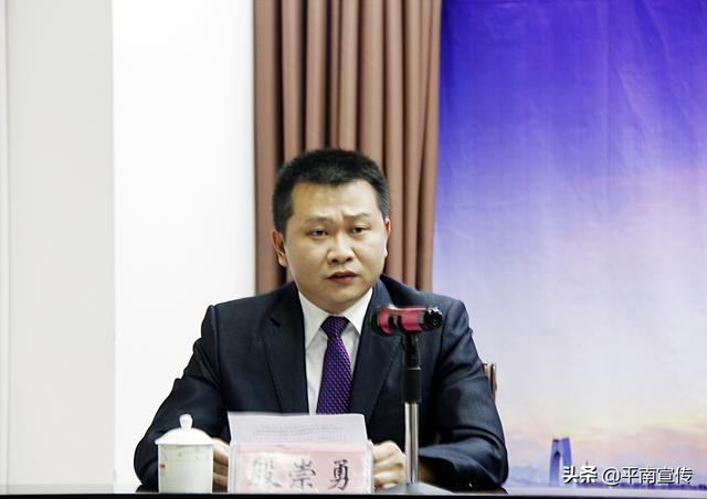 市委网信办主任,市委宣传部副部长(兼) 殷崇勇主持新闻发布会县委书记