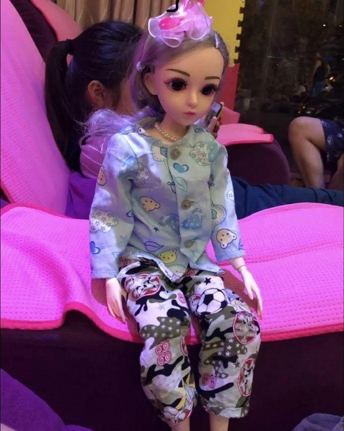 哈哈嗝就穿上了姥姥缝的新衣服刚买的芭比娃娃网友带着女儿回老家大爷