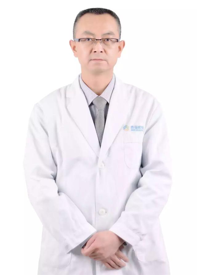 欧洲最大眼科连锁机构创始人亲自为爱子植入evoicl晶体