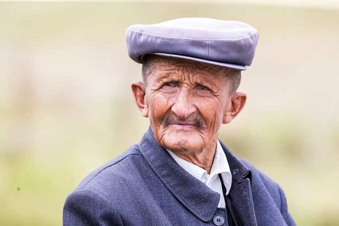 《哈萨克族老人》作者:大海.