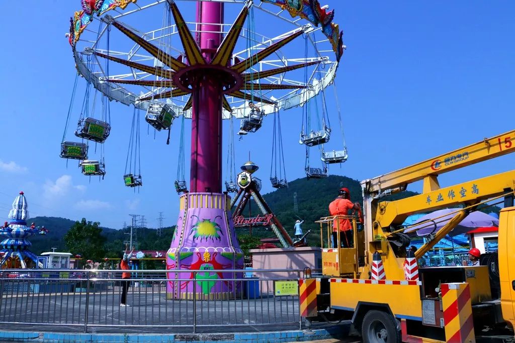 最担心的事情发生了韶关某游乐场设备突发故障游客被悬空中