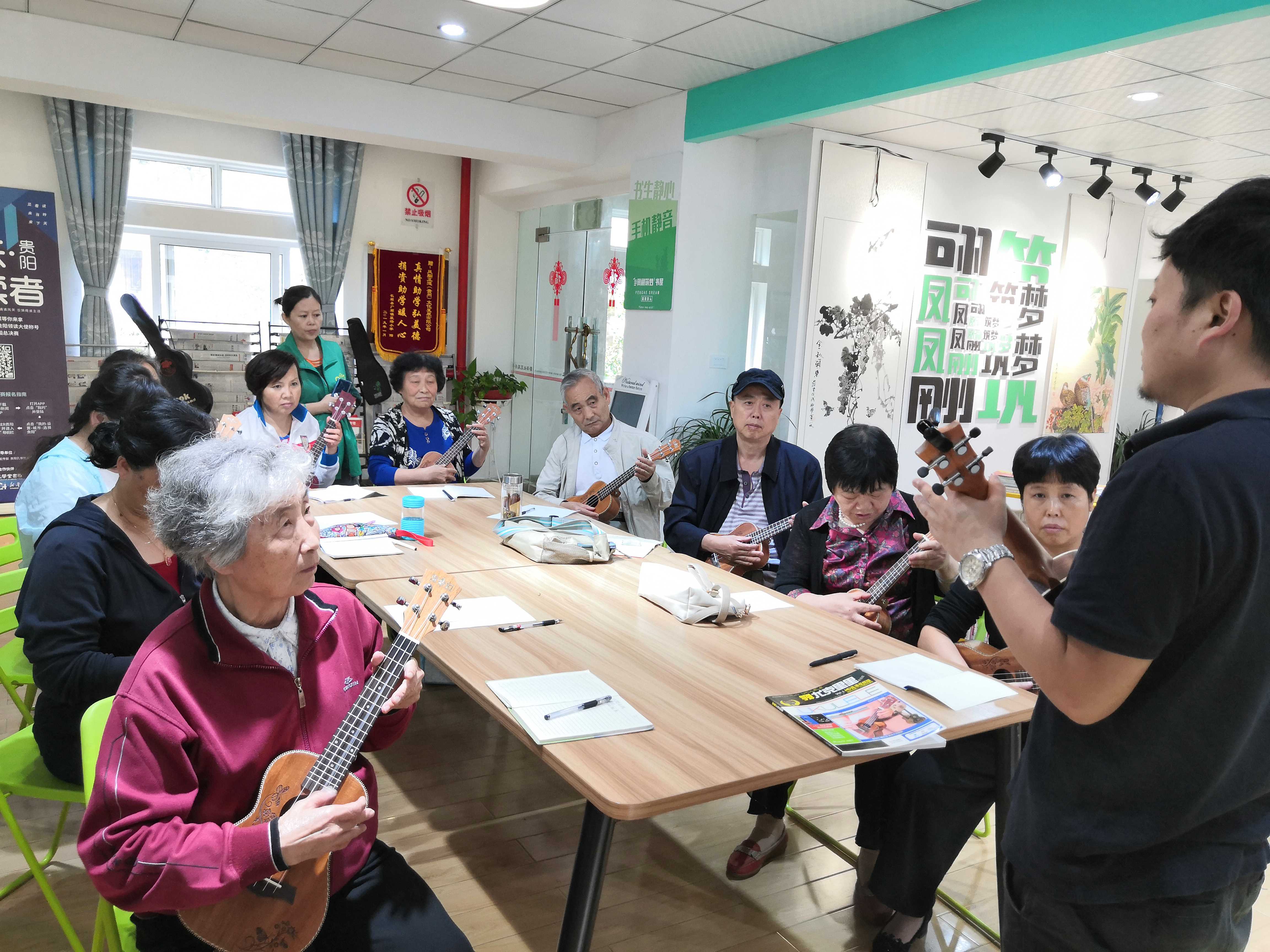关爱老年逐梦音乐碧海社区举办退休职工尤克里里即四弦吉他公益班