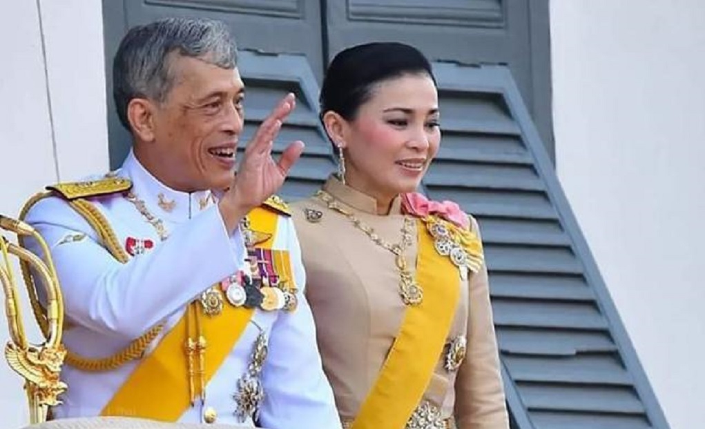 67岁泰国国王出行排场大,八个带刀侍卫开路,人人三跪九拜行大礼_王室