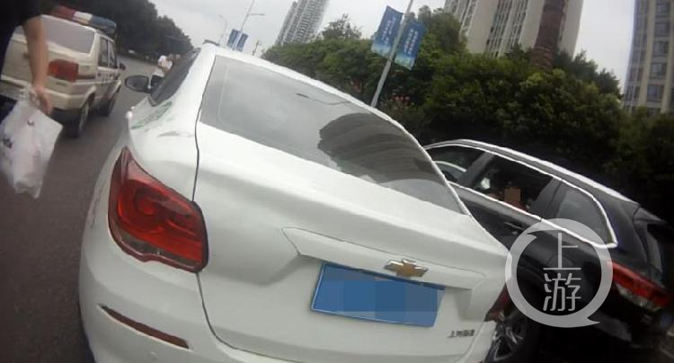 交通事故,刘某驾驶小车在盘溪保利香雪2号门附近路段等待红绿灯时后溜