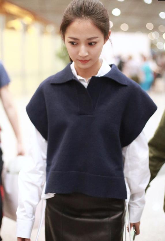 陈钰琪又把学院风穿搭带火了,白色衬衫搭配深色马甲,美回高中生