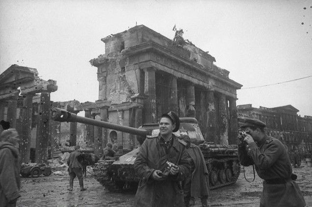 德国法西斯最后悲惨结局,结婚一天后,服毒双双自杀,并汽油火化_希特勒