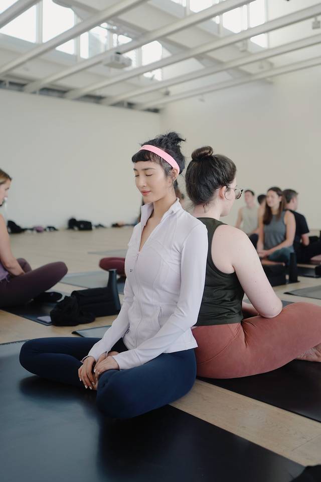 王紫璇秋季练瑜伽粉红发带抢镜展运动美