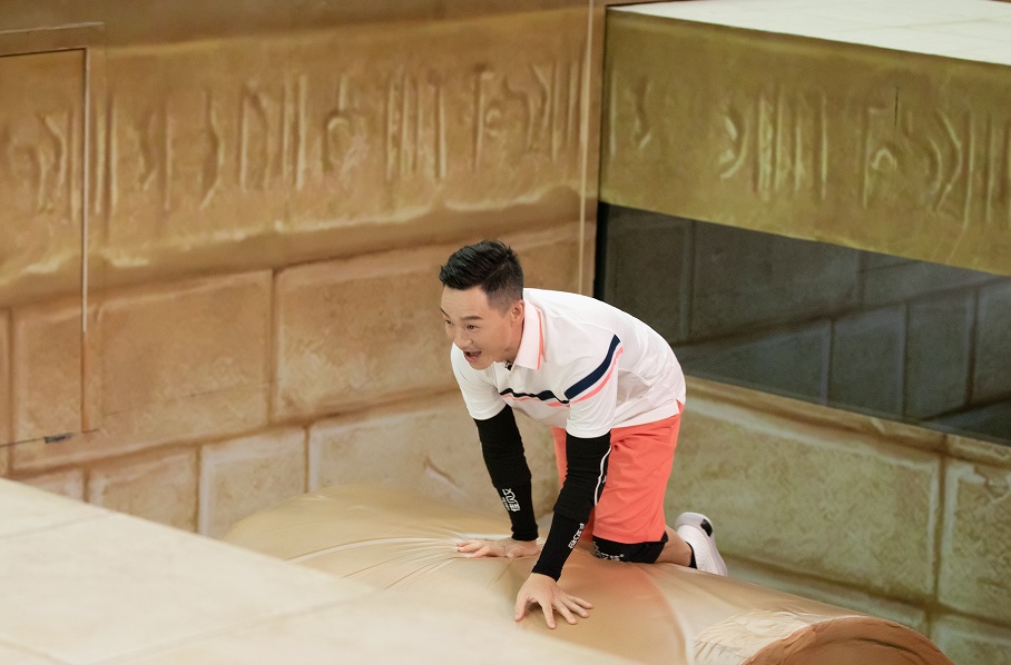 在本期节目中,杨威与陈龙两大主力携手挑战了滚轴密室,虽然密室难度