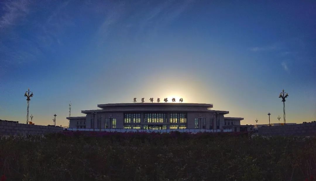 【最头条】今天,"复兴号"从博尔塔拉站开跑~_火车