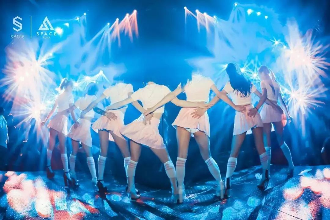 全员蹦迪新玩法星光泳池慢摇派对spaceplus专场将在湄公河景兰大酒店