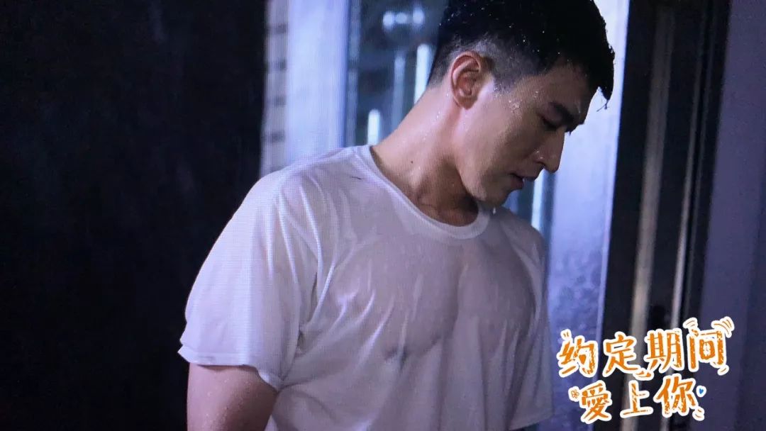 康瑞城(李俊锋饰)首先是带领整个剧组展开健身的暖男康瑞城(李俊锋饰)