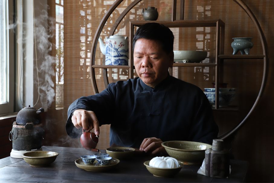 这位自称玩茶童子的潮州大叔一不小心就把茶玩到了米兰世博会