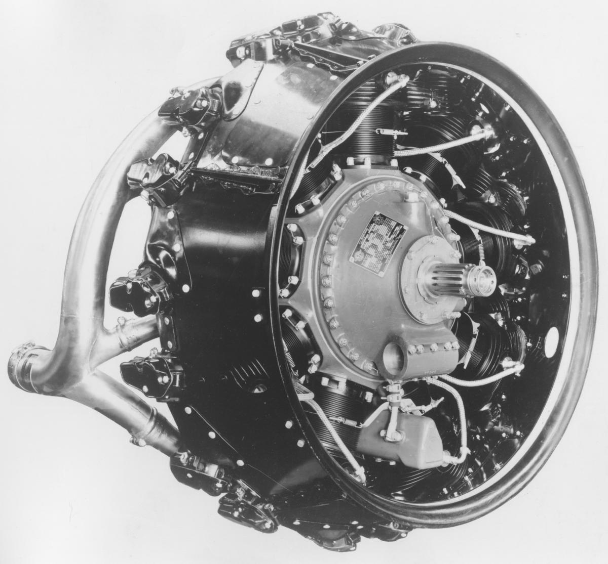 他们当然知道,但谢尔曼为了零件通用性,使用的是r-975航空发动机,这