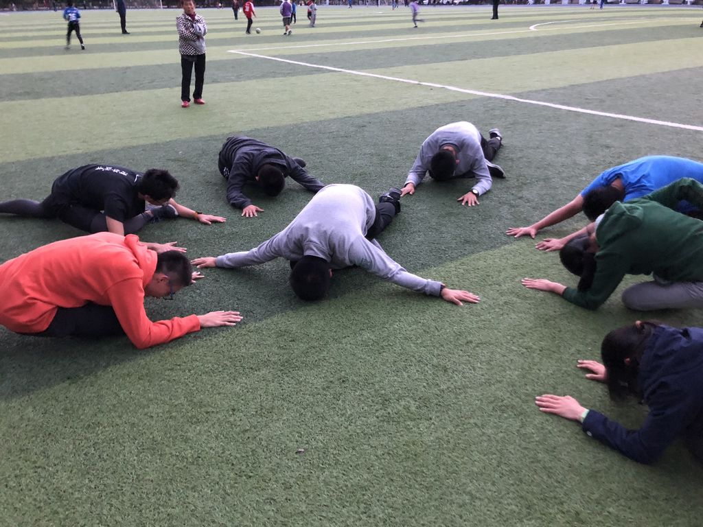 学生会体协组织签到,根据签到次数和训练表现评选魔鬼训练营优秀队员