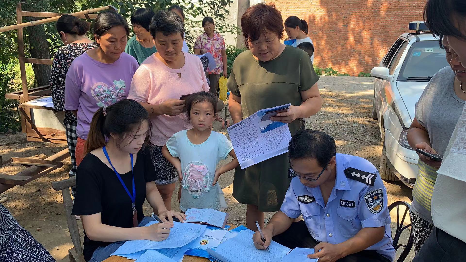 通过"服务社会,关注民生"这一特殊形式,组织广大群众深入开展"访贫问