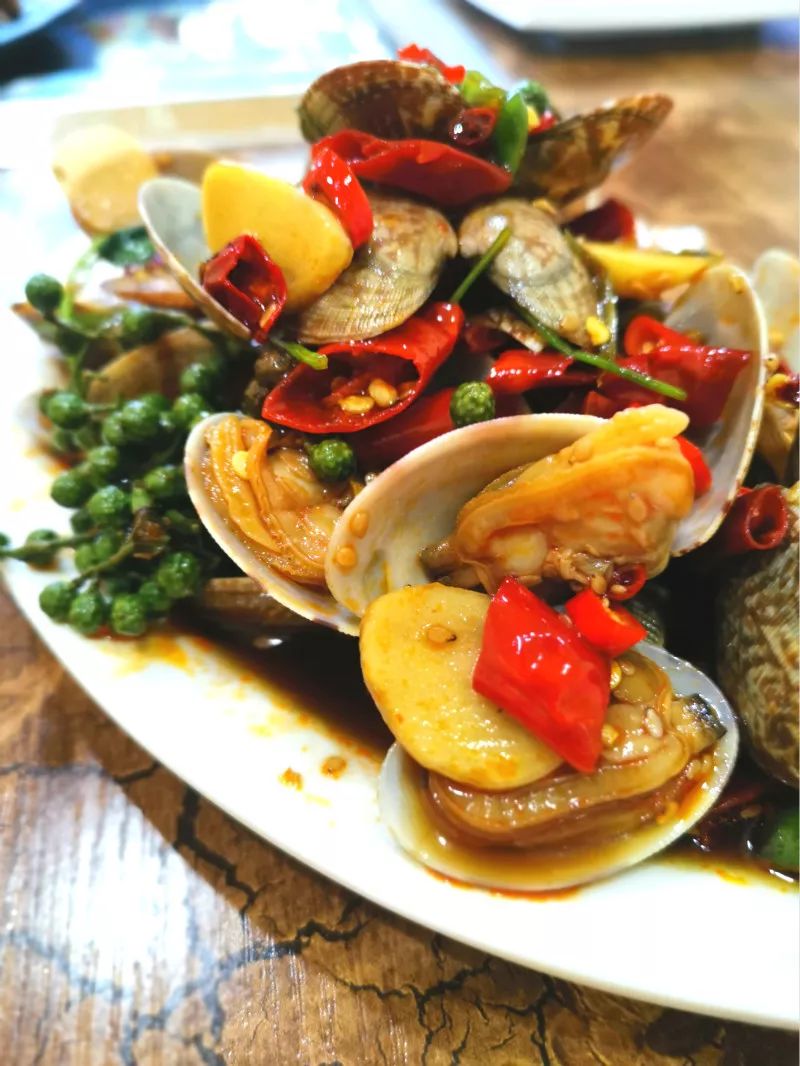 新鲜无沙的花蚬子加上秘制的捞汁再配上足量的辣椒麻椒蒜片汁多肥美