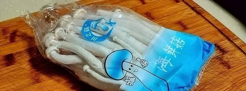 袋装海鲜菇;烹饪步骤:海鲜菇1袋,豆大蒜1//2头,菜籽油2茶匙,剁椒酱2
