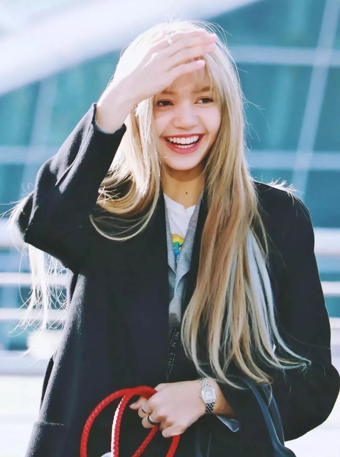 人气火爆的lisa,就连换个新发色都能刷爆热搜,娃娃脸配上挑染的亚麻浅