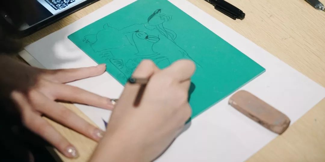 画稿胶板画制作过程:工具准备:胶版,刻刀,铅笔,橡皮,记号笔,玻璃板