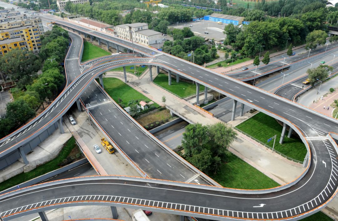 解放路立交桥位于鞍山市铁东区建国大道与解放西路交会处,是连接鞍山