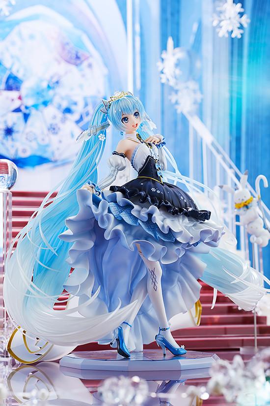 去官方页·雪初音手办原型来自插画家kei创作的《snow miku 2019》,水