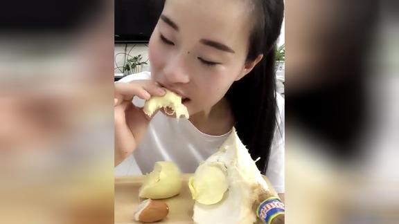 蕾蕾来啦吃大榴莲我和闺女都爱吃越臭越香