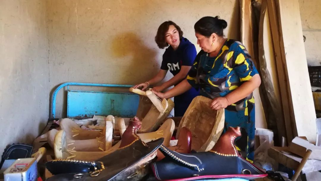 近年来,他主打纯手工制作马鞍子产品,除此之外,还