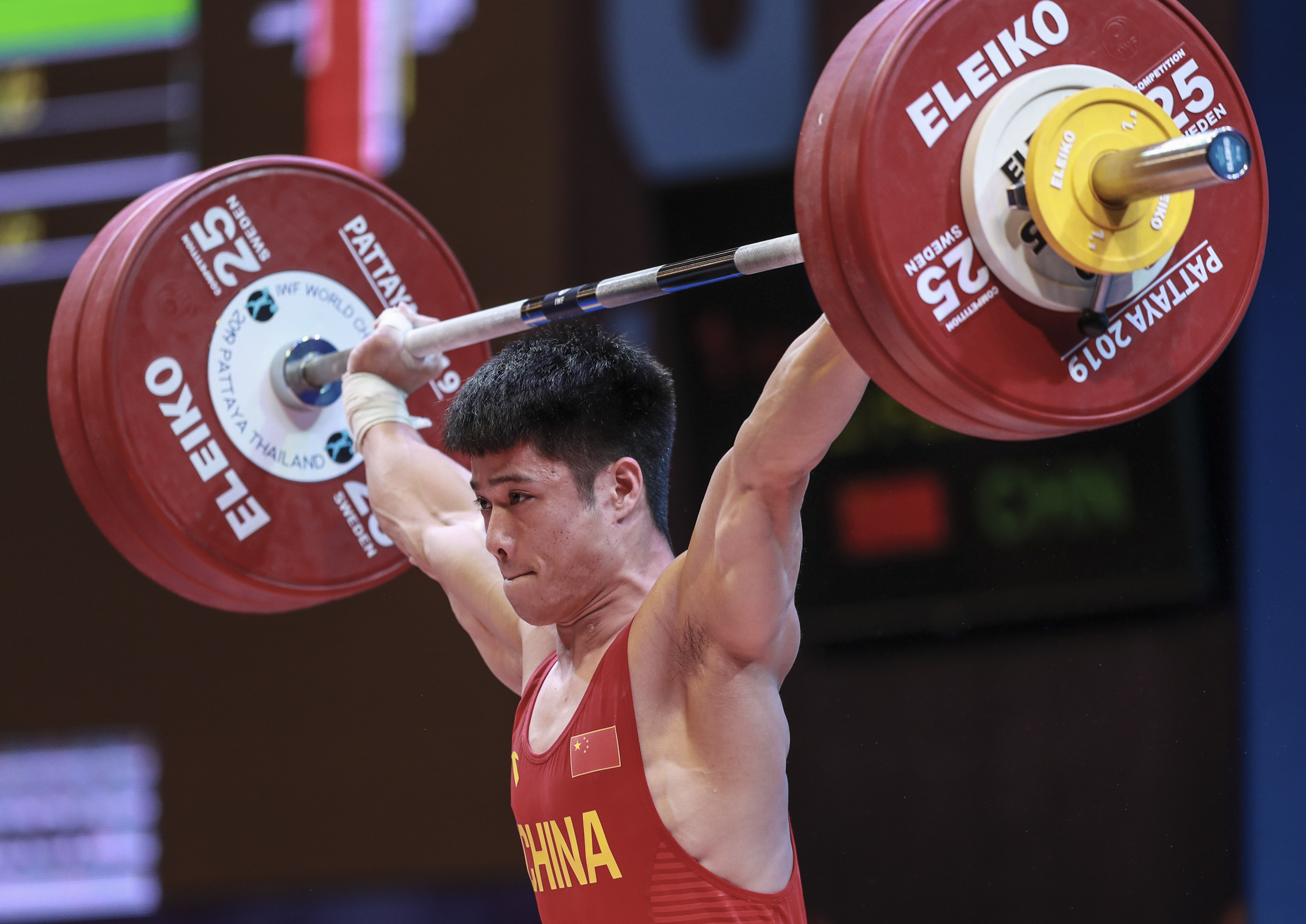 在泰国芭提雅举行的2019世界举重锦标赛男子61公斤级比赛中,中国选手