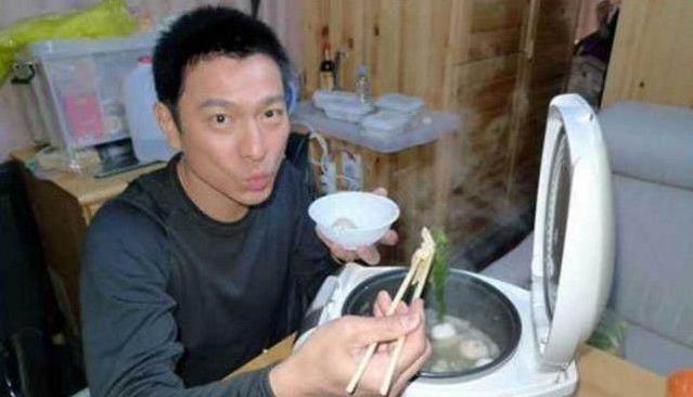 说起吃火锅,咱们的天王刘德华可谓是非常接地气,刘德华用家里的电饭煲