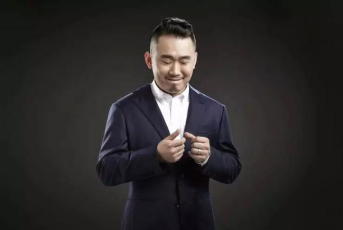 王厂长,本名王昊,7岁练钢琴,11岁学小号,14岁写谱创作,上过上海音乐