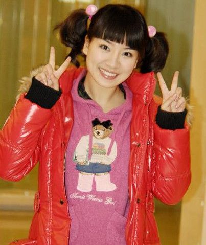 央视主持红果果产女后回归扎双马尾扮嫩显甜美产后脱发严重