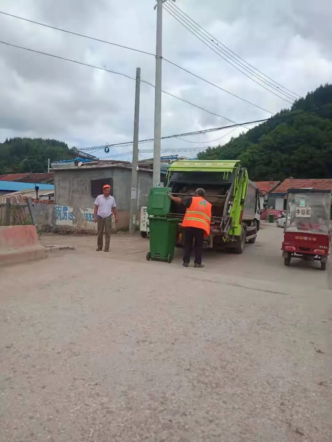 實施城鄉垃圾一體化收集轉運機制.